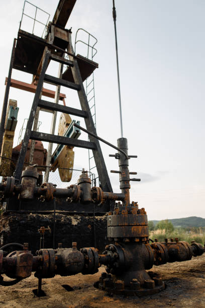 close up view oil pumpjack on the oil field - ing rig imagens e fotografias de stock