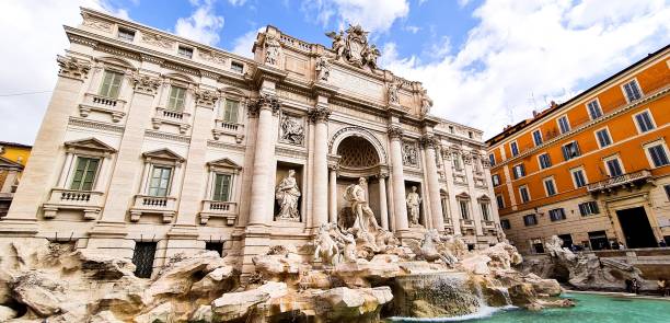 イタリアのローマ市の日当たりの良い活気に満ちたトレビの泉の広角ビュー - trevi fountain rome fountain panoramic ストックフォトと画像
