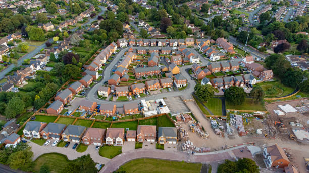 vista aérea de novo canteiro de obras na inglaterra, reino unido - uk scaffolding construction building activity - fotografias e filmes do acervo