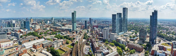 vista aérea de deansgate, horizonte de manchester, inglaterra, reino unido - uk tree city bridge - fotografias e filmes do acervo