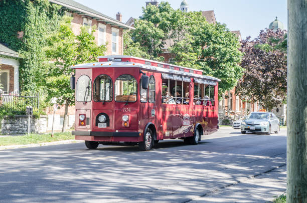 観光客とトロリーバス - trolley bus ストックフォトと画像