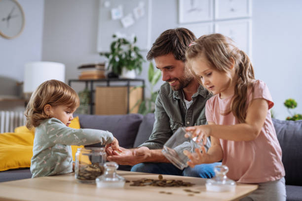 famiglia a casa divertendosi - contando foto e immagini stock