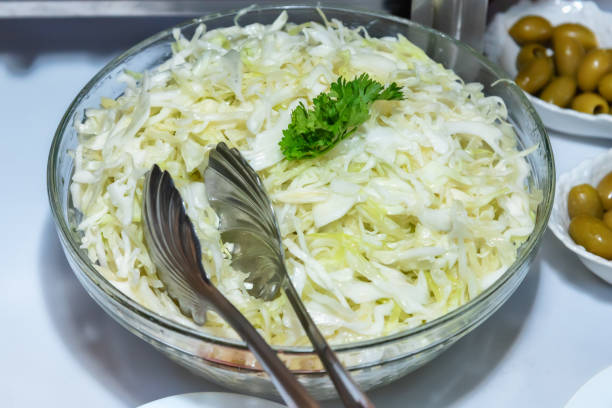 mucchio di cavolo tritato. insalata di cavolo fresco a fette verdi - green cabbage foto e immagini stock