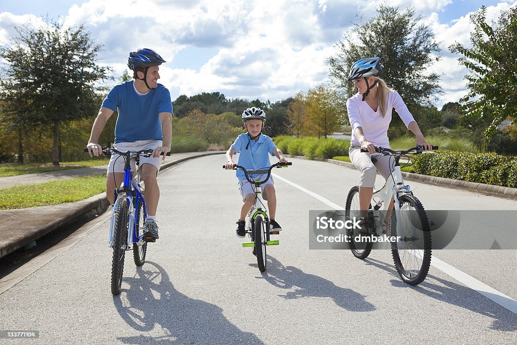 Jeune famille Parents et petit garçon Son vélo - Photo de Faire du vélo libre de droits