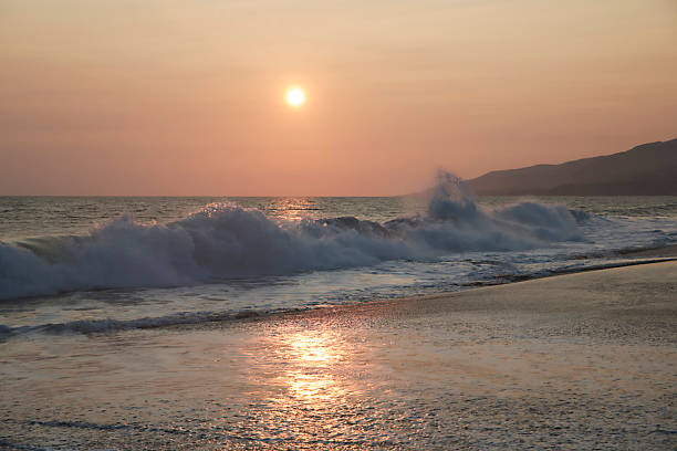 sunset in malibu - horizon over water malibu california usa imagens e fotografias de stock