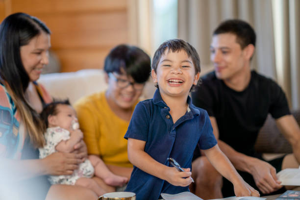 笑顔の4歳の男の子が自宅で家族と過ごす - native american baby love mother ストックフォトと画像