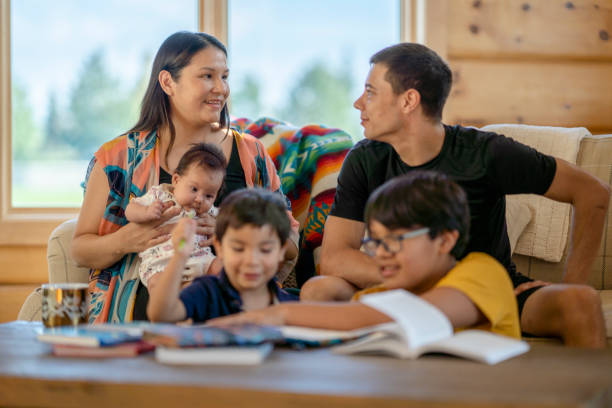 집에서 함께 시간을 보내는 아름다운 원주민 가족 - native american baby love mother 뉴스 사진 이미지