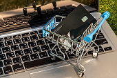 eine-kreditkarte-in-einem-mini-supermarktwagen-auf-einer-laptop-tastatur.jpg?b=1&s=170x170&k=20&c=kWJVutb2KsfzSgpGas3kSIvNLcyy-ojF7z0AjhnRhfM=