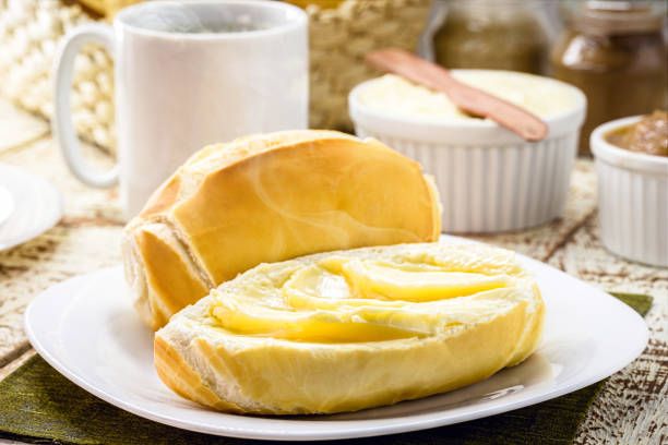 scheibe salzbrot geschnitten mit butter, in brasilien französisches brot genannt, brasilianisches frühstück - butter bread breakfast table stock-fotos und bilder