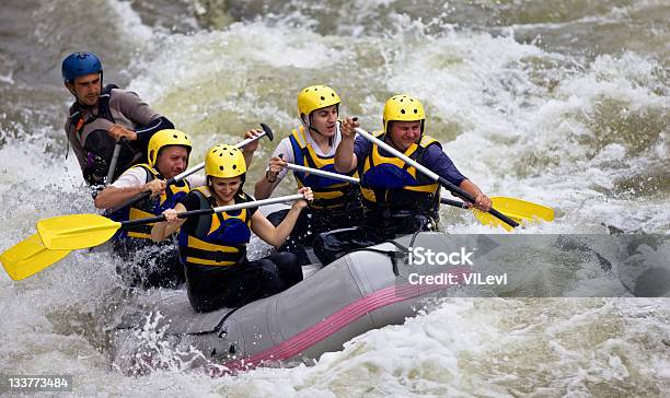 Foto de Grupo De Pessoas De Rafting e mais fotos de stock de Remo - Esporte Aquático - Remo - Esporte Aquático, Movimento, Onda