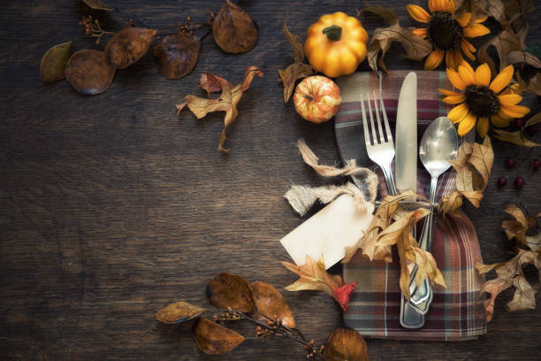 mesa de comedor de otoño servilleta - autumn table setting flower fotografías e imágenes de stock