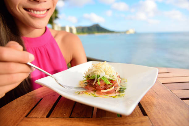 tartar de atún - plato hawaiano ahi crudo - tuna prepared ahi sashimi sushi fotografías e imágenes de stock