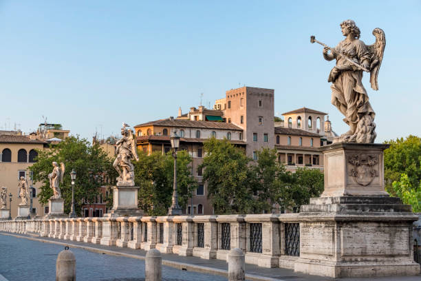 puente de san angelo en roma, italia - roman statue angel rome fotografías e imágenes de stock