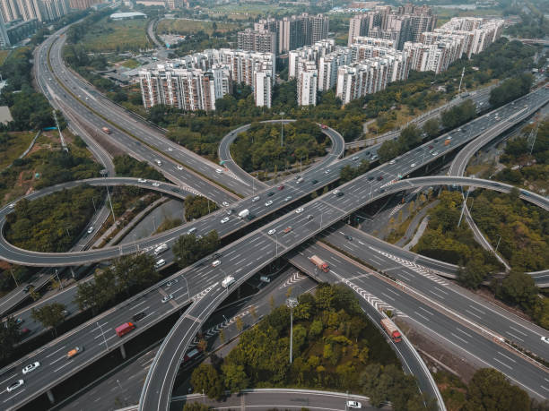 doładuj widok z drona na podwyższone skrzyżowania dróg i ruchu w chińskim mieście metropolii podczas słonecznej złotej godziny. nowoczesna konstrukcja dróg komunikacyjnych w celu uniknięcia korków. niewiele pojazdów. - beijing traffic land vehicle city street zdjęcia i obrazy z banku zdjęć