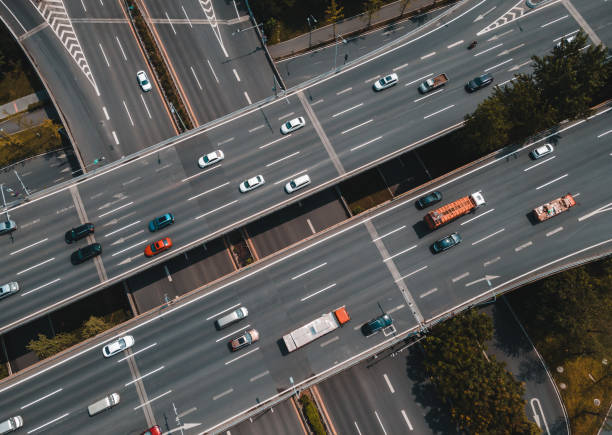 vista aérea de drones de drones elevados de cruces elevados de carreteras y tráfico en la ciudad de la metrópoli china durante la hora dorada del día soleado. diseño de construcción moderna de vías de tráfico para evitar atascos. pocos vehículos. - beijing traffic land vehicle city street fotografías e imágenes de stock