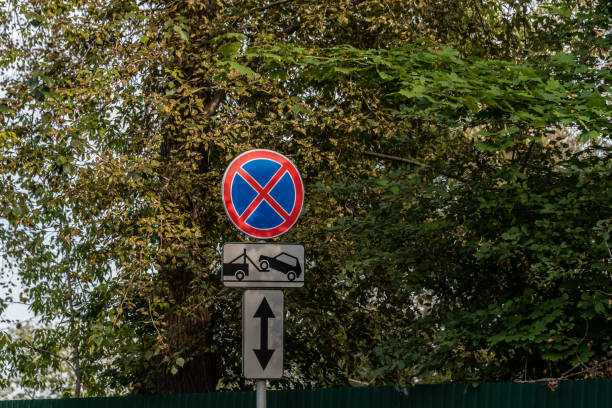 nada de parar sinal no fundo das árvores. - one way stop stop sign street - fotografias e filmes do acervo