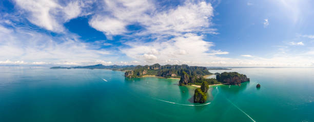 paisagem panorâmica ao nang e rairay beach island krabi província tailândia paisagem aérea vista a partir da câmera drone belo mar verde cristal na tailândia - railay - fotografias e filmes do acervo