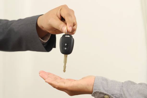 istock Man hands car keys to staff for repairs. 1337781540
