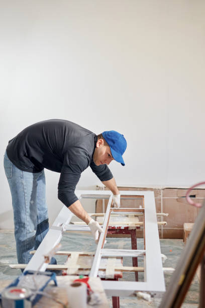 młody dorosły mężczyzna maluje na renowacji budżetu diy swojego nowego mieszkania domowego. - hobbyist zdjęcia i obrazy z banku zdjęć
