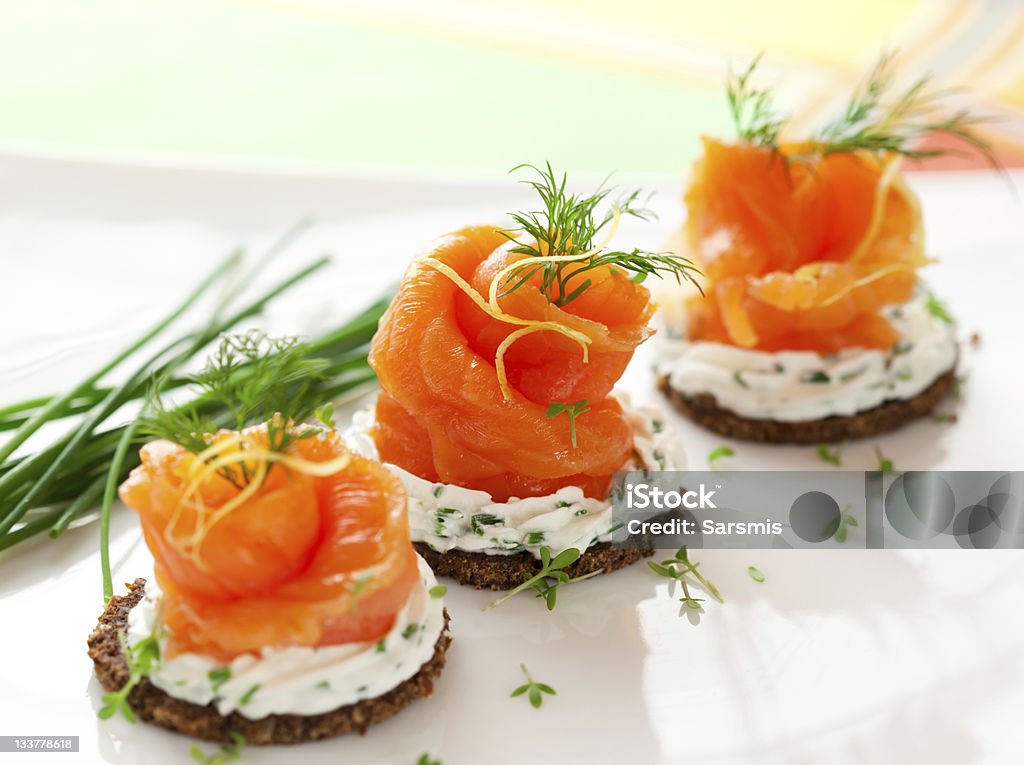 Canapés con el salmón ahumado - Foto de stock de Canapé libre de derechos