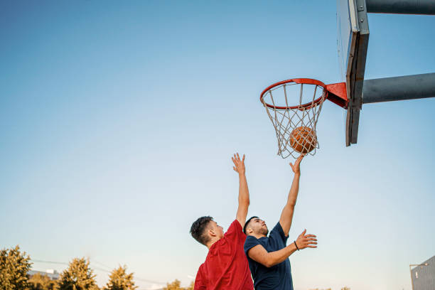 salta più in alto di me! - basketball child dribbling basketball player foto e immagini stock