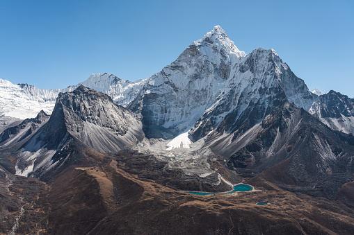 Vista del pico de la montaña Ama Dablam desde el punto de vista de Dingboche, la región del Everest o Khumbu, la cordillera del Himalaya en Nepal photo