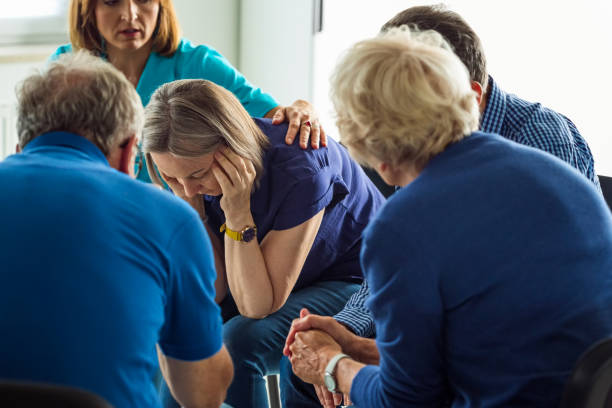 starsza pani dzieląca się problemami podczas spotkania - sadness nursing home senior adult old zdjęcia i obrazy z banku zdjęć