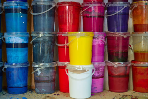 bouteilles de peinture à l’encre colorées dans une rangée empilées - silk screen paint multi colored blue photos et images de collection