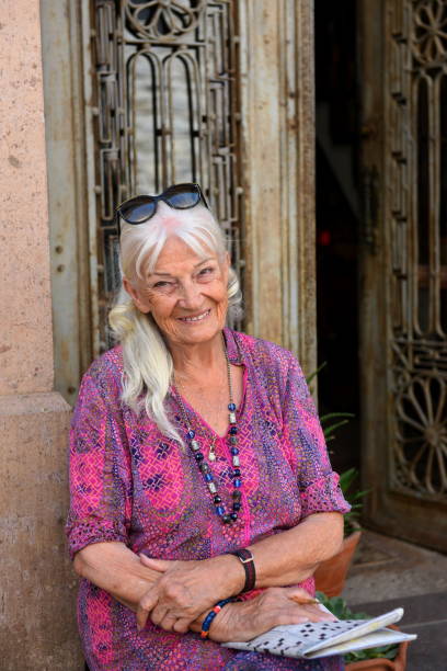 上品で美しい古いトルコ人女性70-80歳 - female 80 plus years vertical people ストックフォトと画像