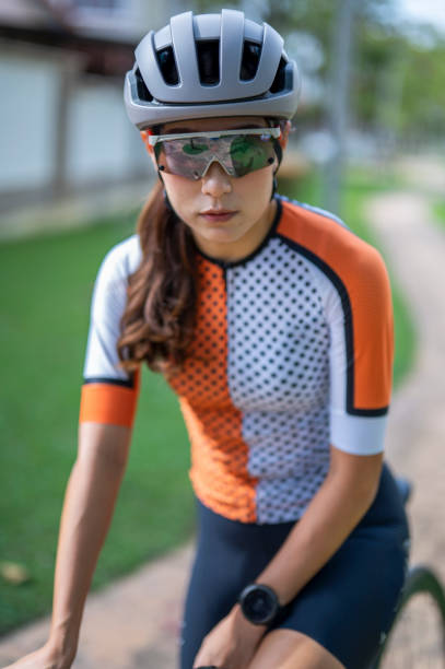 그녀의 도로 자전거 자전거와 공공 공원에서 시원한 태도와 카메라를보고 초상화 아시아 중국 여성 자전거 - mental health women asian ethnicity bicycle 뉴스 사진 이미지