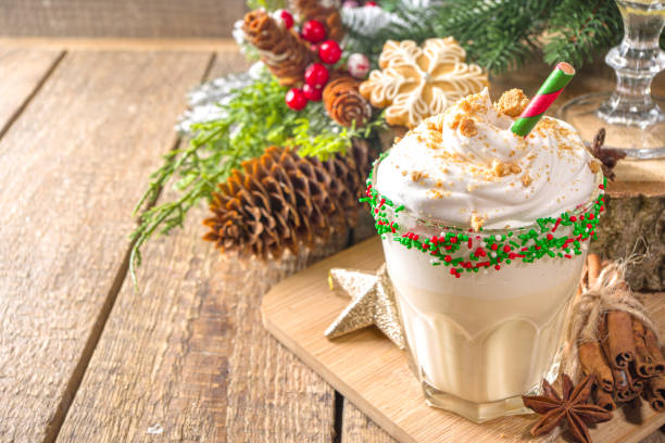 お祝いのクリスマスエッグノッグミルクセーキ - cream sprinkles food and drink freshness ストックフォトと画像