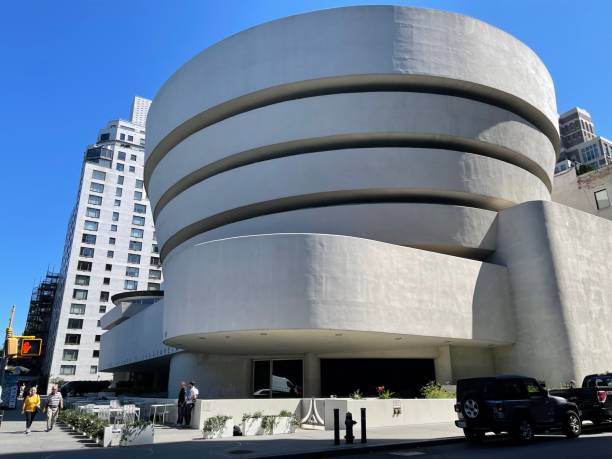 guggenheim museum on new york's museum mile - museu solomon r guggenheim imagens e fotografias de stock