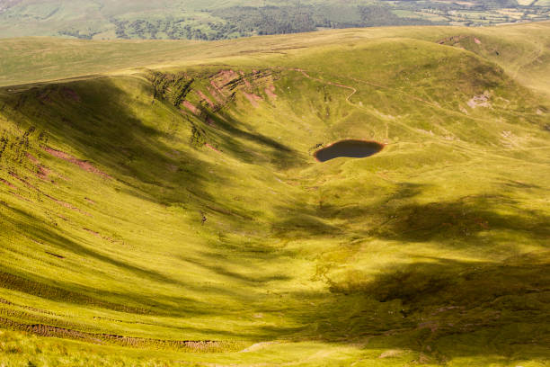 brecon beacons, wales, uk. a walking path to the summit of pen y fan and corn du. - extreme terrain footpath british culture green imagens e fotografias de stock