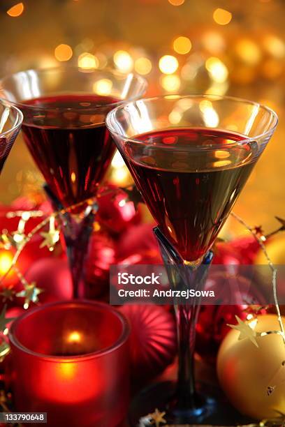 Zbliżenie Czerwonego Wina W Okularach - zdjęcia stockowe i więcej obrazów Alkohol - napój - Alkohol - napój, Bez ludzi, Butelka