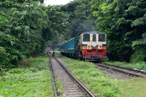 поезд в янгоне - burma railway стоковые фото и изображения