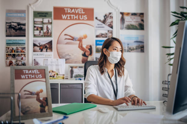 旅行代理店で働く女性 - travel agent ストックフォトと画像