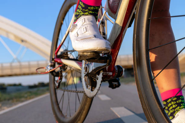 fahrradschuhe bereit für das radfahren im freien. - cyclist cycling road women stock-fotos und bilder