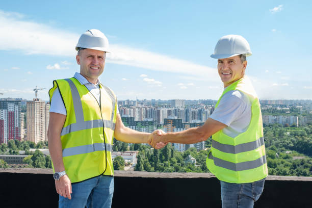 arquitecto e ingeniero civil dándose la mano en la obra. - hardhat construction men handshake fotografías e imágenes de stock