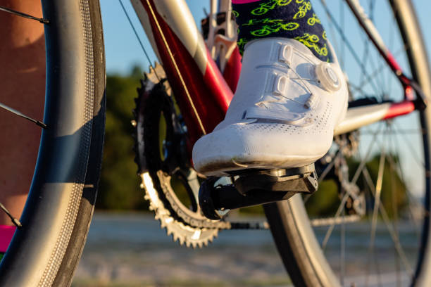 scarpe da bici pronte per il ciclismo all'aperto. - cyclist cycling road women foto e immagini stock