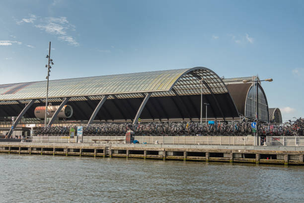 half circle coverings of tracks at centraal railway station, amsterdam, netherlands - voyagers imagens e fotografias de stock