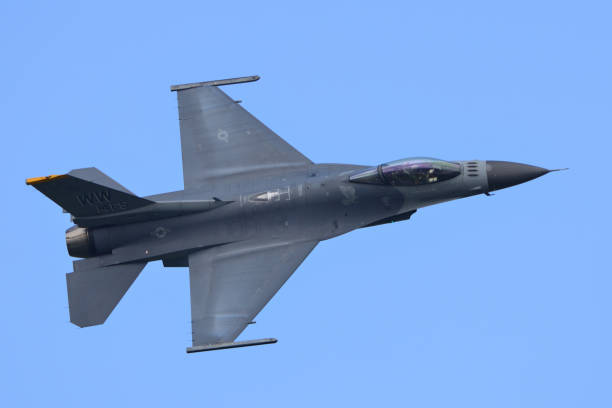 многоцелевой истребитель ввс сша lockheed martin f-16c fighting falcon. - general dynamics f 16 falcon стоковые фото и изображения