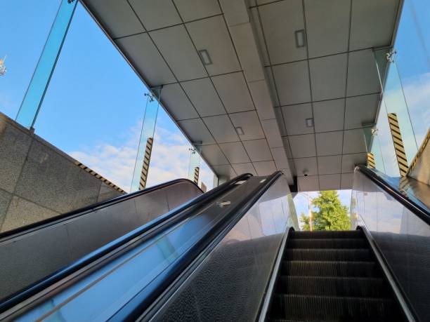 le chemin vers le haut de l’escalator à l’entrée du métro - highway underground corridor street photos et images de collection