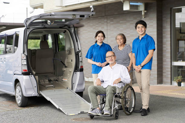 휠체어를 타는 노인 및 간병인 - asia old japan family 뉴스 사진 이미지