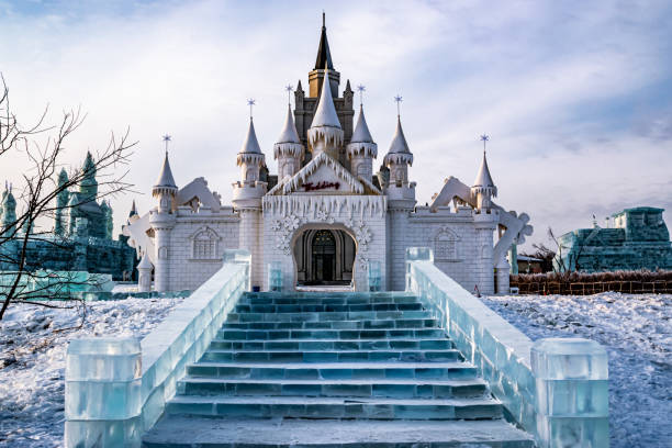 12 de diciembre de 2020, changchun, china, esculturas de hielo y paisaje arquitectónico "changchun ice and snow xintiandi park" de china. - castillo estructura de edificio fotografías e imágenes de stock