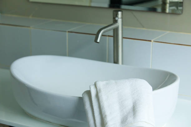 handtücher auf dem waschbecken im bad, duschausstattung - bath stock-fotos und bilder