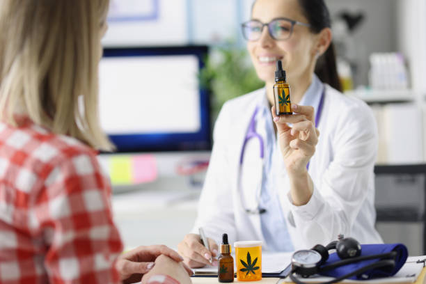 médico muestra botella de aceite de marihuana al paciente - narcotic medicine pill insomnia fotografías e imágenes de stock