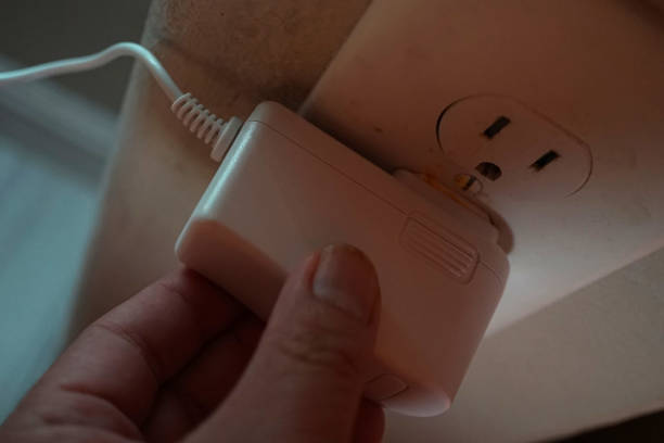 plugue de mão - electric plug outlet electricity power line - fotografias e filmes do acervo