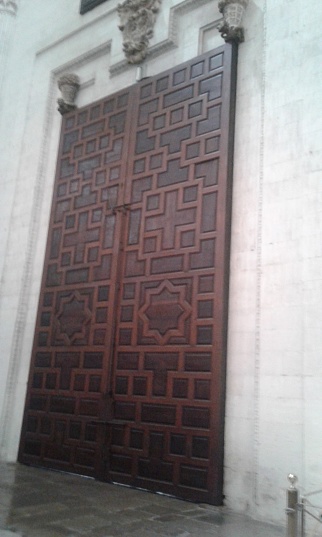 Image of a big door in the cathedral of Sevilla