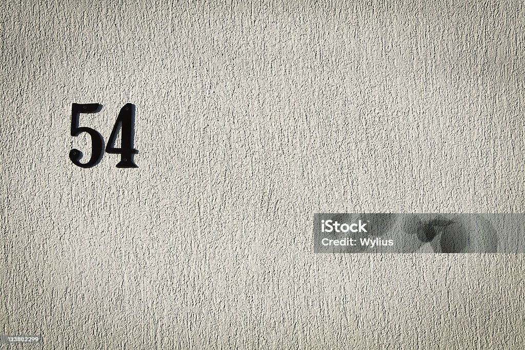 Numéro 54 sur mur de ciment - Photo de Architecture libre de droits