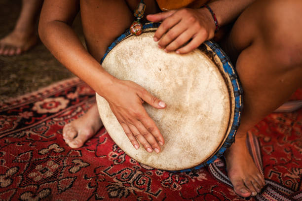 ¡nos encanta el ritmo! - tribal music fotografías e imágenes de stock